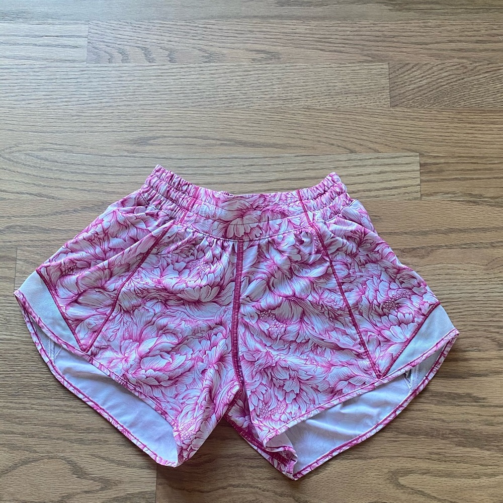 Women’s LULULEMON shorts!